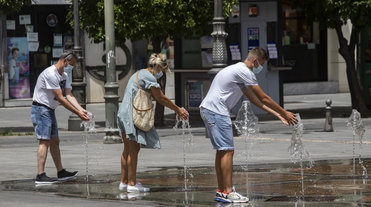 Varias personas hoy refrescándose en Las Tendillas, al mismo tiempo