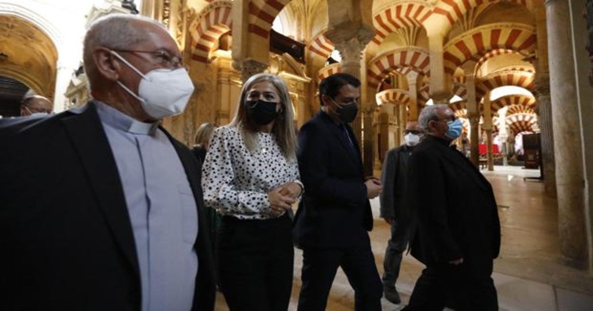 La consejera de Cultura, el alcalde de Córdoba y representantes del Cabildo, en la Mezquita-Catedral de Córdoba