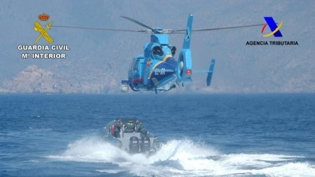 Muere el tripulante de un helicóptero de Aduanas al caer al mar la aeronave durante una persecución en San Roque