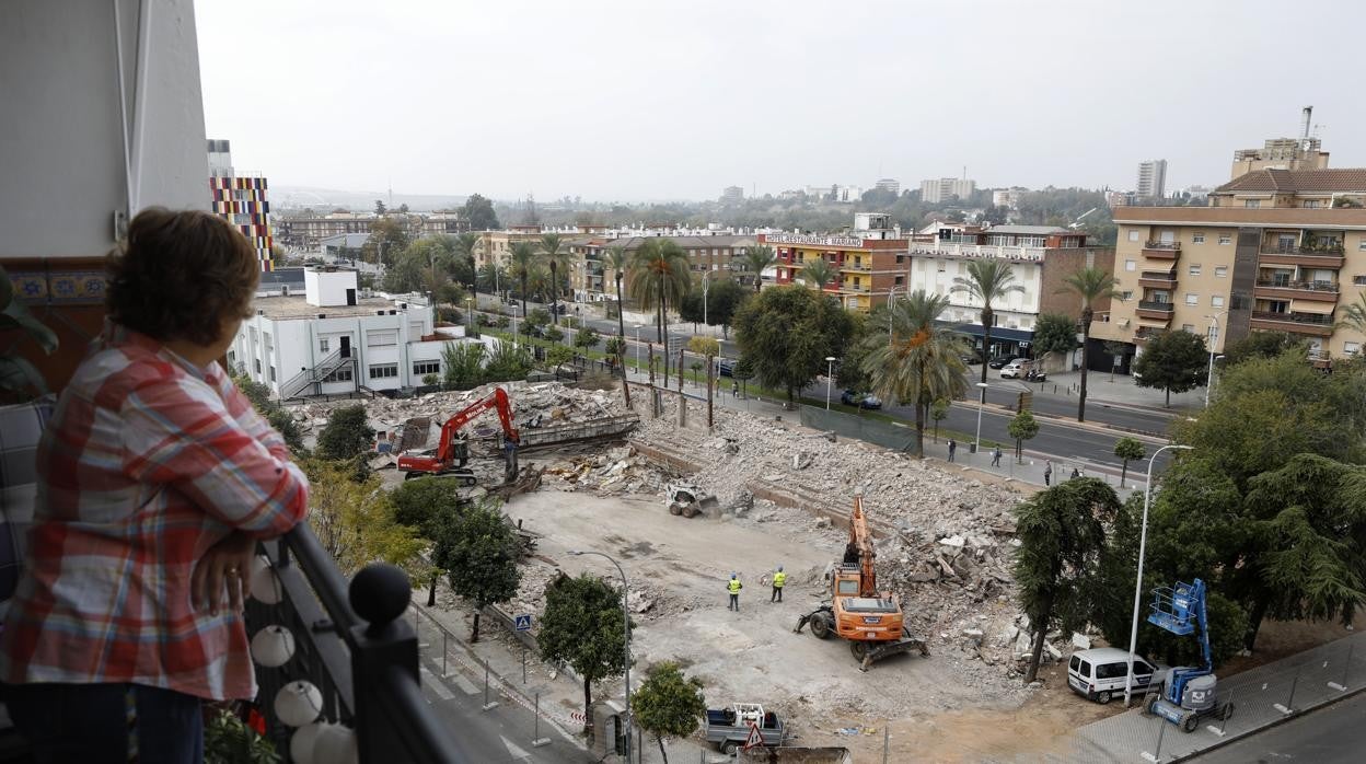 Una mujer observa en 2019 la recta final de los trabajos de demolición del Pabellón de la Juventud