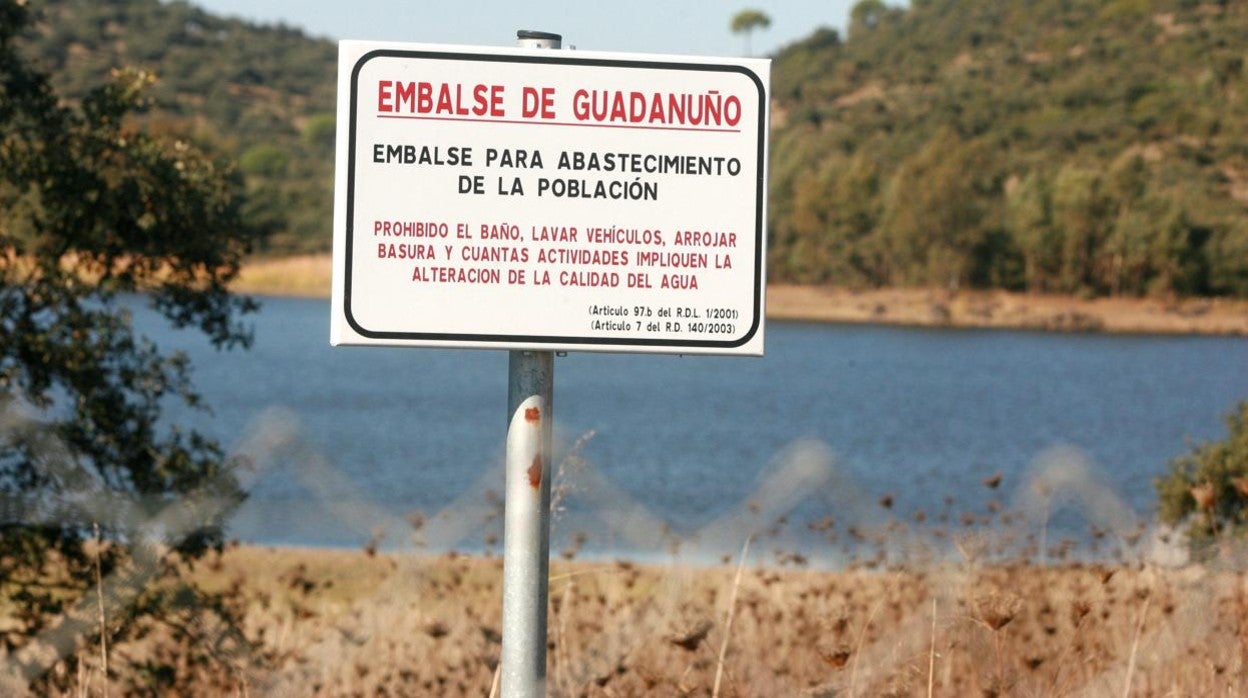 Embalse de Guadanuño, del que se nutre en la actualidad la barriada periférica de Cerro Muriano