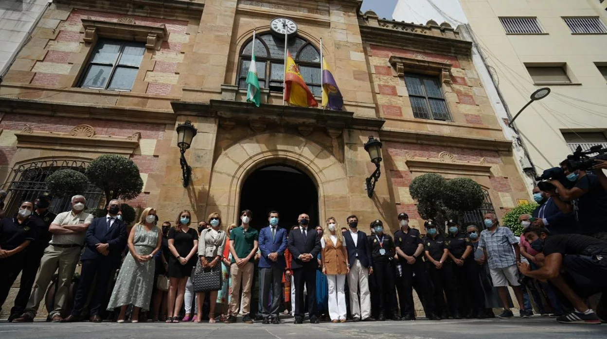 Imagen de los dos minutos de silencio guardados ante el Ayuntamiento de Algeciras por el fallecido.