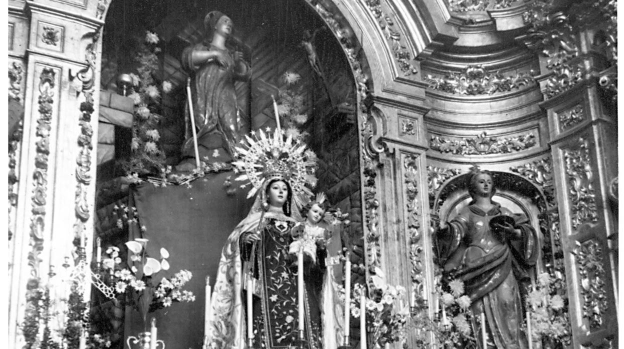 La Virgen de Puerta Nueva, en la Magdalena, ante el retablo destruido años después