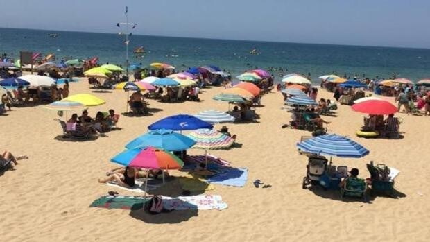 La afluencia de veraneantes llena playas, hoteles y aparcamientos de Chipiona