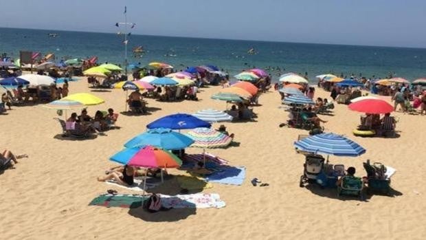 La afluencia de veraneantes llena playas, hoteles y aparcamientos de Chipiona