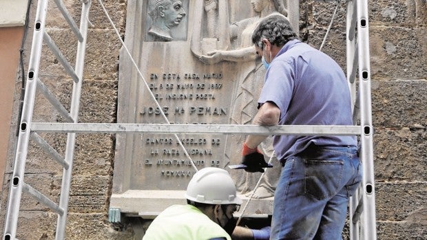 El Comisionado para la Concordia rechaza la retirada de la placa de José María Pemán en Cádiz