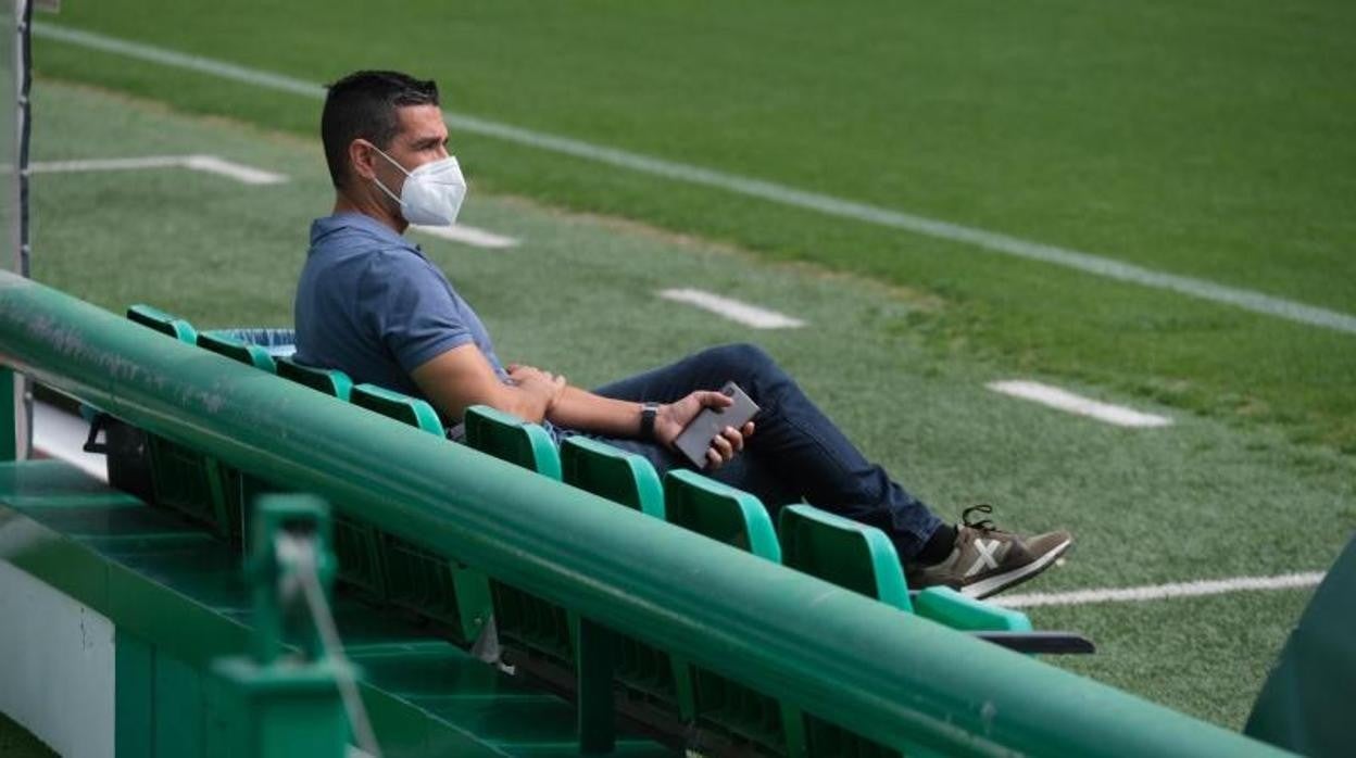 El director deportivo del Córdoba, Juanito, en el césped de El Arcángel