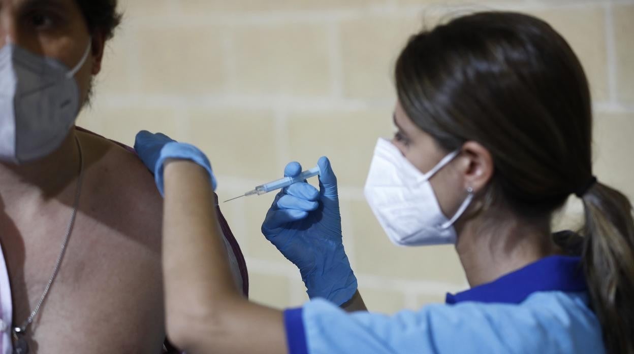 Una enfermera inyecta una vacuna contra el coronavirus en Córdoba