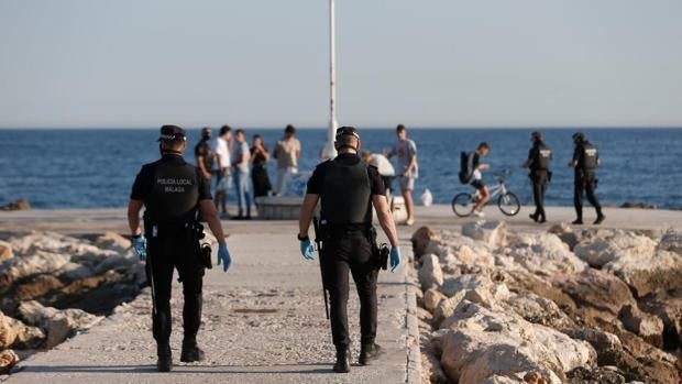 Más de 1.100 contagios en Málaga en una jornada con dos fallecidos y un nuevo repunte de hospitalizaciones