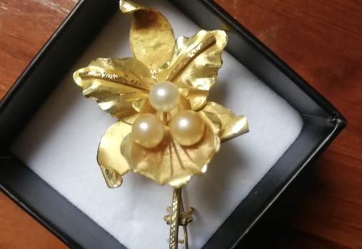 Broche de oro y perlas en forma de orquídea