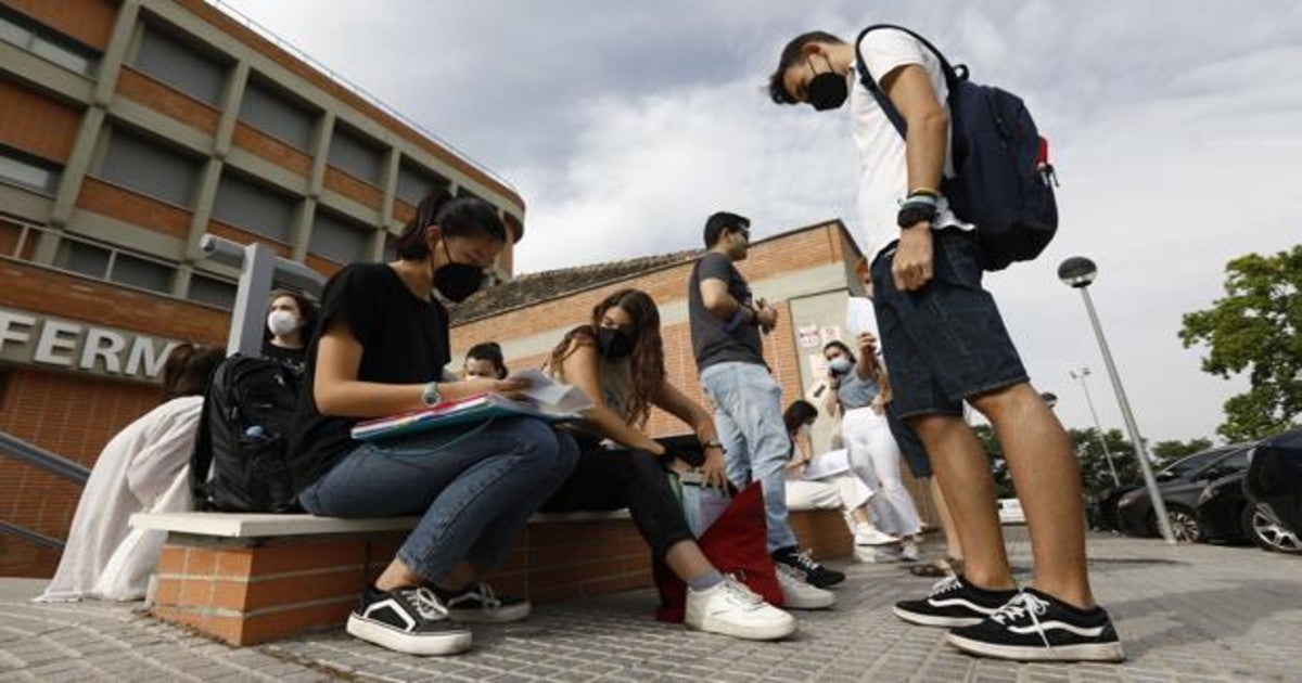 Jóvenes a las puertas de la Facultad de Medicina en el primer día de Selectivivdad en Córdoba