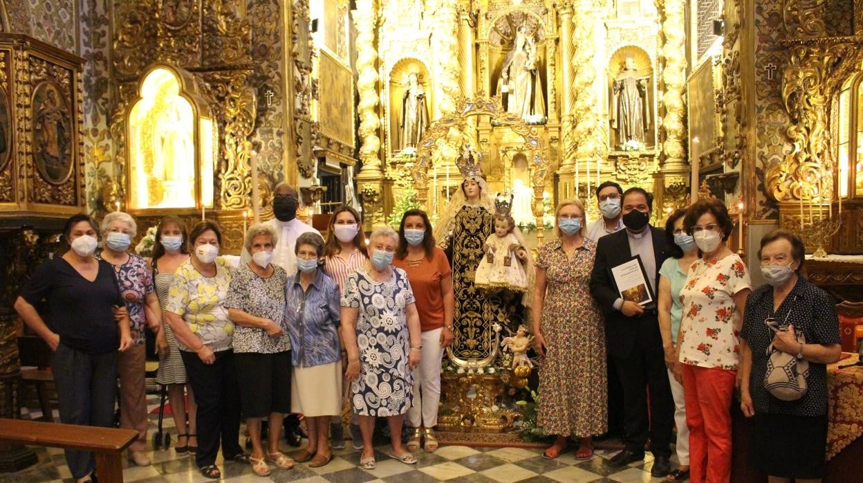 Feligreses junto al párroco del convento carmelita y la imagen de la Virgen del Carmen de Aguilar