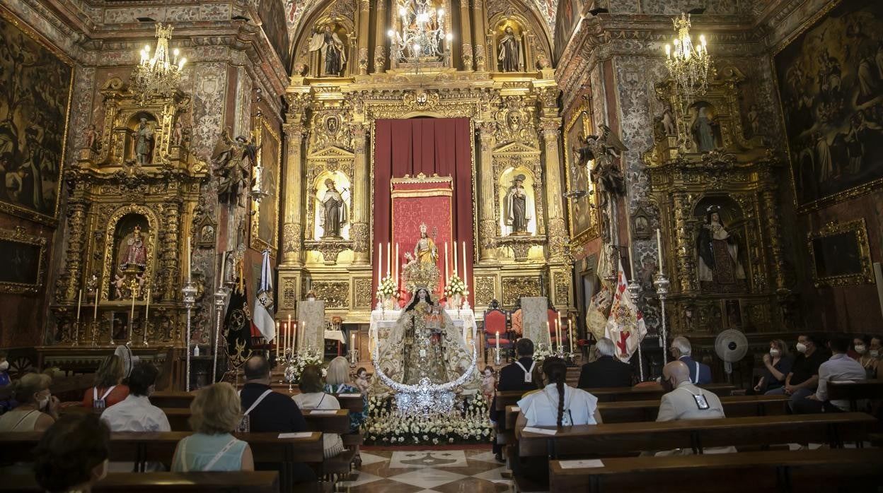 Nuestra Señora del Carmen Coronada, en la iglesia de San Cayetano