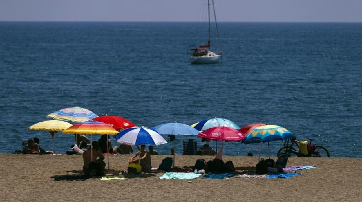 Veraneantes en una playa de Málaga