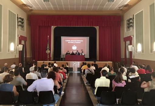 Asistentes al cabildo de fines y cuentas en el Teatro Avanti