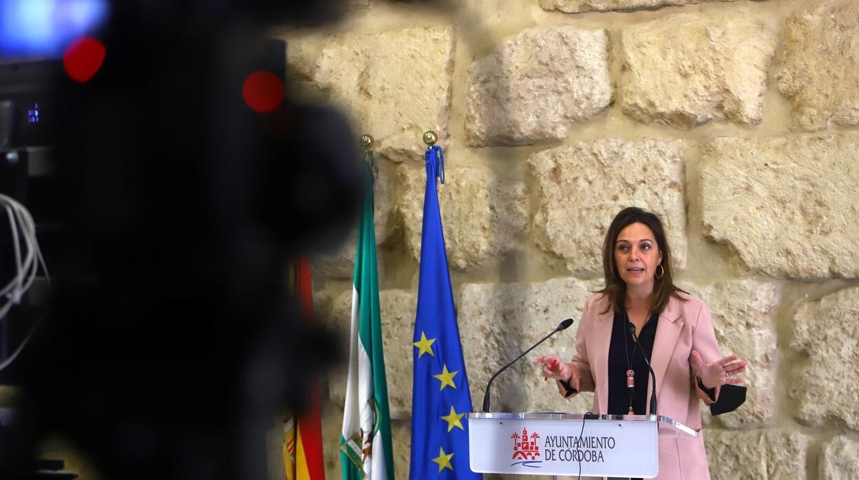 La exalcladesa de Córdoba, Isabel Ambrosio, ante los periodistas