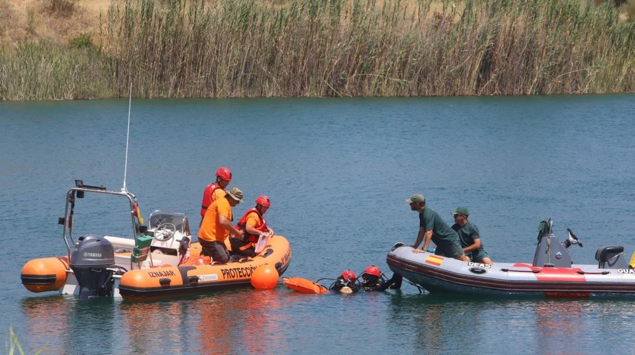 Efectivos este lunes antes de encontrar el cuerpo del joven en el Lago Azul