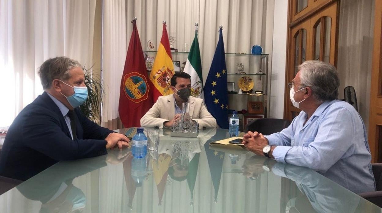 Salvador Fuentes, José María Bellidoy Enrique Castillo, este lunes, en el Ayuntamiento de Córdoba