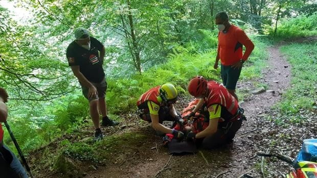 Una senderista de Córdoba sufre un grave accidente en Cantabria al caer desde una altura de seis metros