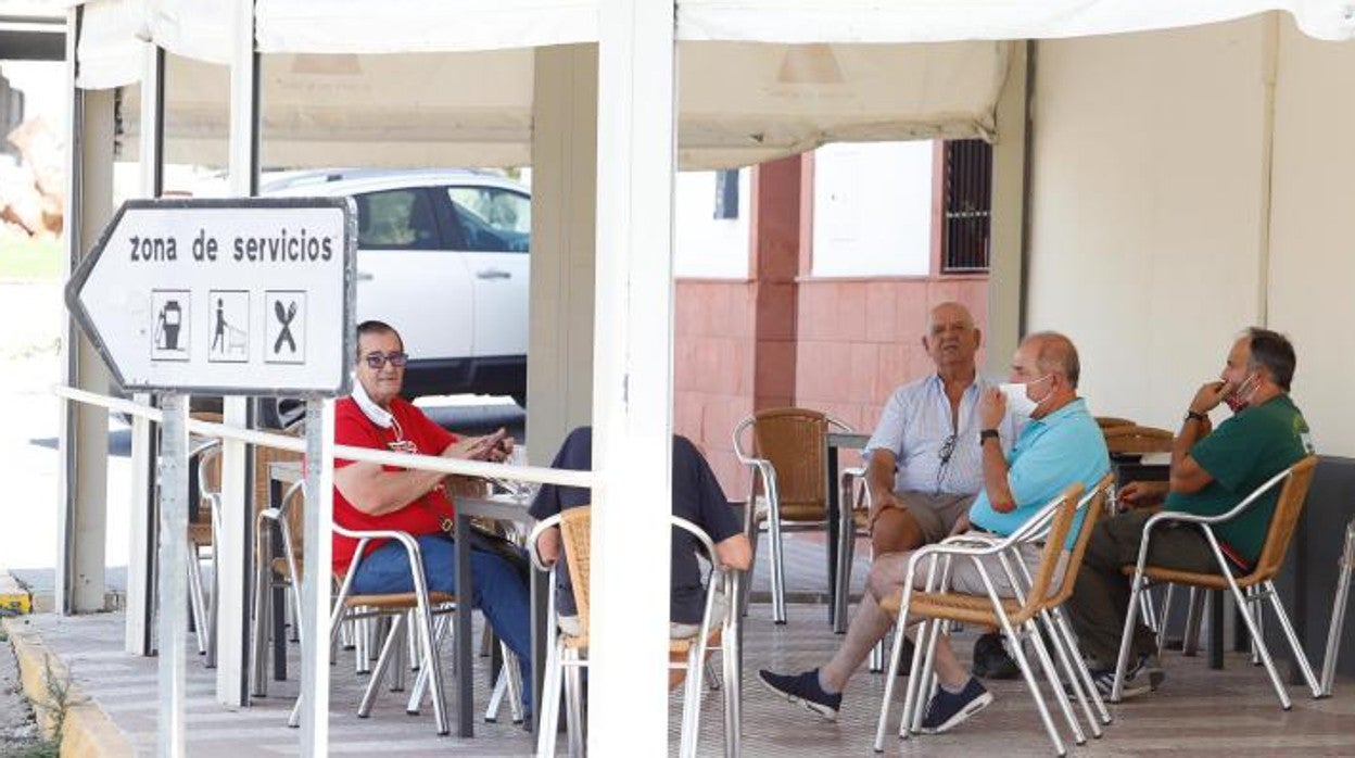 Parroquianos en un bar de la localidad cordobesa de Pedro Abad