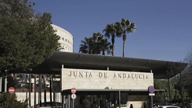Vox pide a Juanma Moreno «frenar el descontrol de la plantilla de la Junta de Andalucía»