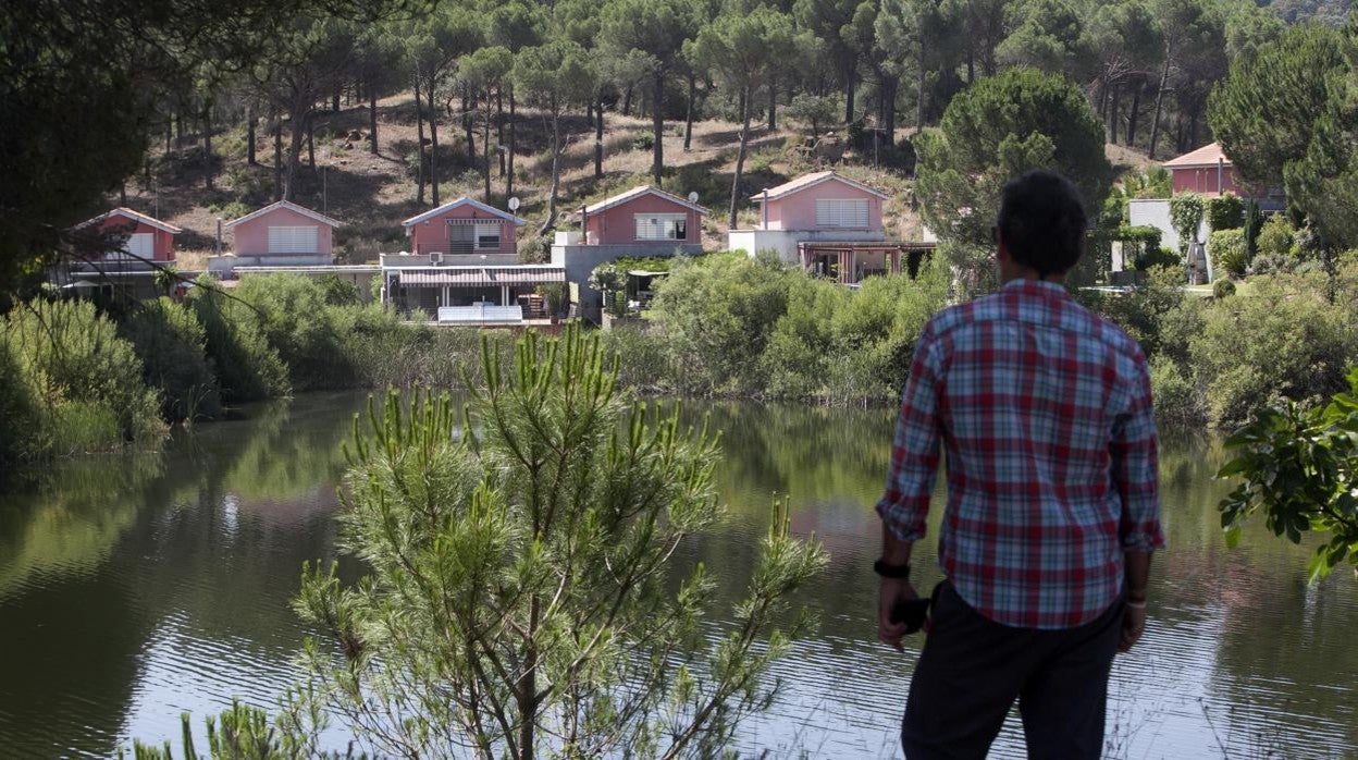 Un vecino observa el lago de la urbanización de Las Jaras en Córdoba