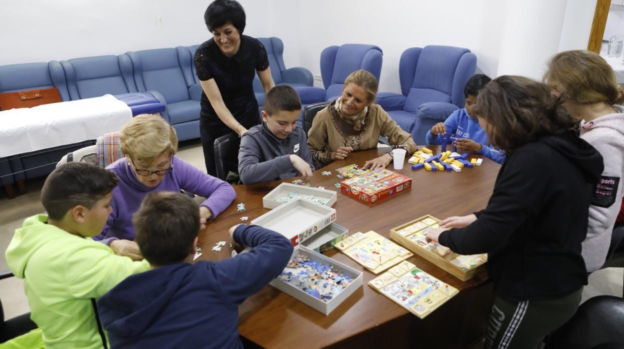 Visita de un grupo de colegiales a un centro de atención especializado en Alzheimer