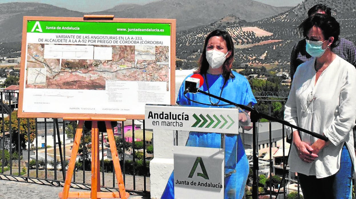 Cristina Casanueva junto a la alcaldesa de Priego y el mapa de la vía