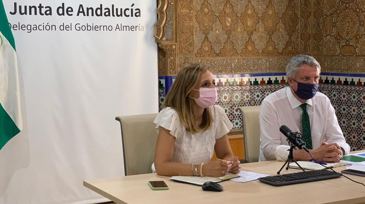 La delegada de la Junta en Almería, Maribel Sánchez y el delegado de Salud, Juan de la Cruz Belmonte.