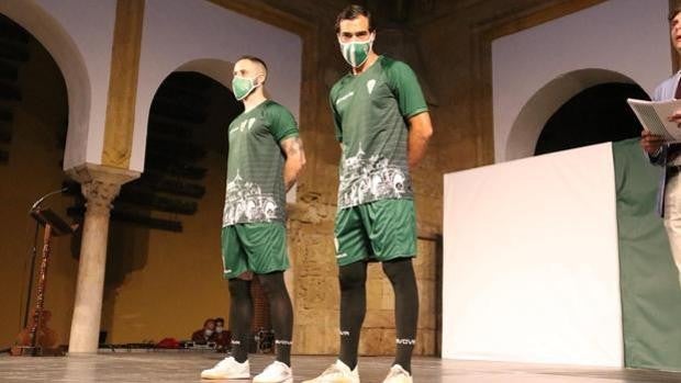 El Córdoba CF presenta sus nuevas camisetas este jueves ante 2.000 aficionados en El Arcángel