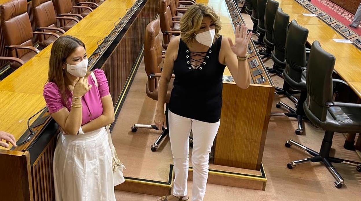 Susana Díaz junto a Verónica Pérez se despide con la mano de un diputado tras ser elegida senadora por la comunidad autónoma