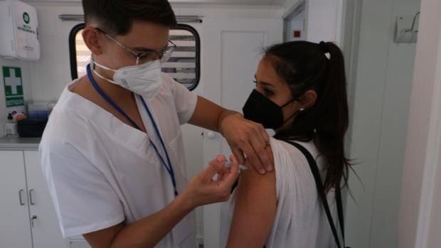 Salud abre este jueves la vacunación contra el Covid a todos los andaluces mayores de 20 años