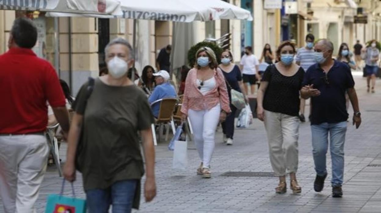 Gente con mascarilla por una calle de Córdoba