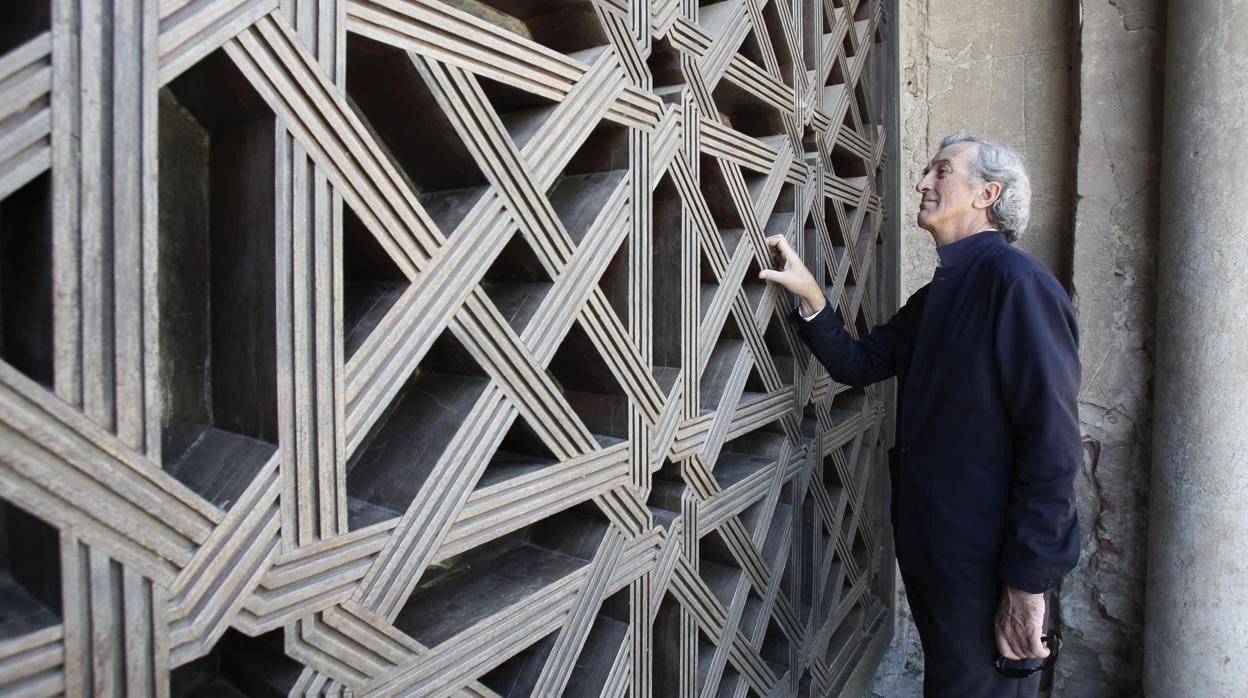 Rafael De-La Hoz en 2015 delante de la celosía que fue retirada para abrir la segunda puerta de la Mezquita-Catedral