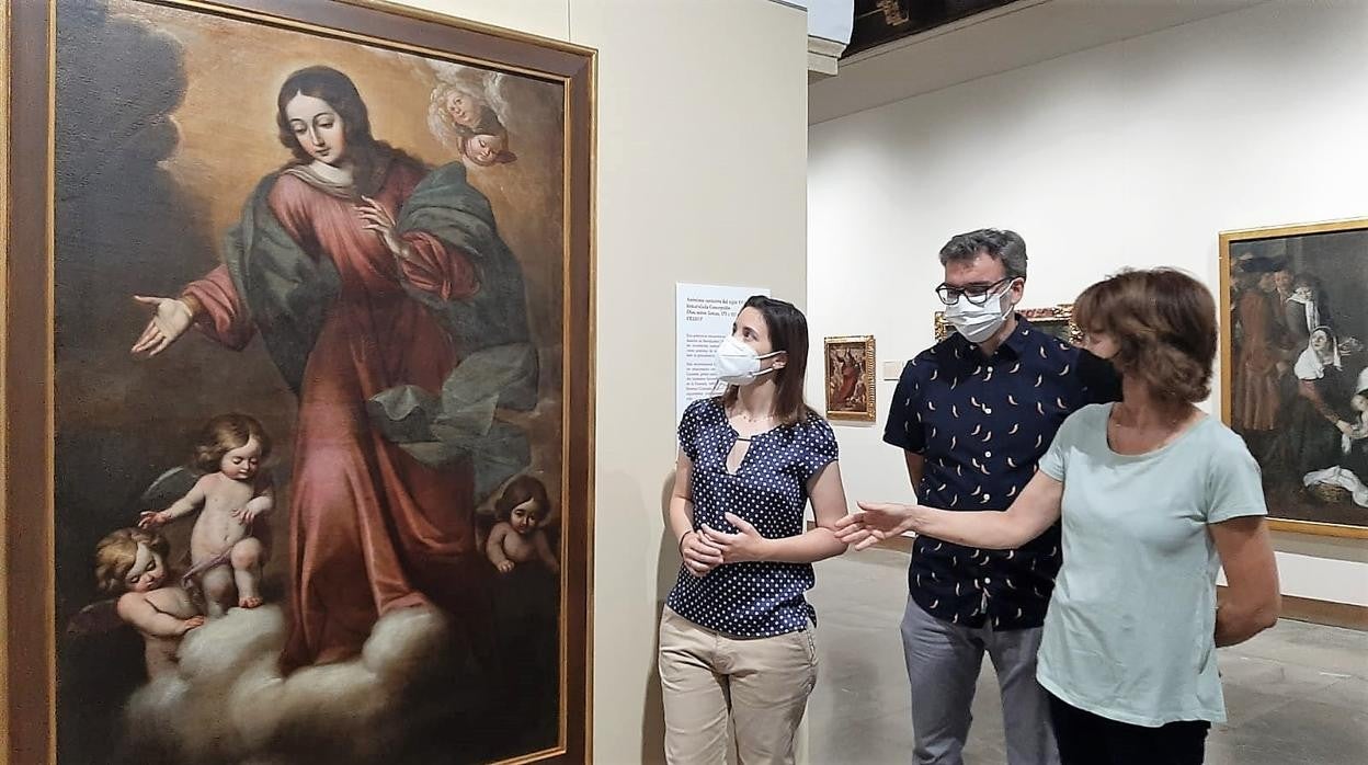 La delegada de Cultura junto a la restauradora y el director del Bellas Artes de Córdoba junto a la obra