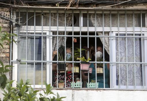 Dos mujeres con abanicos dentro de una vivienda