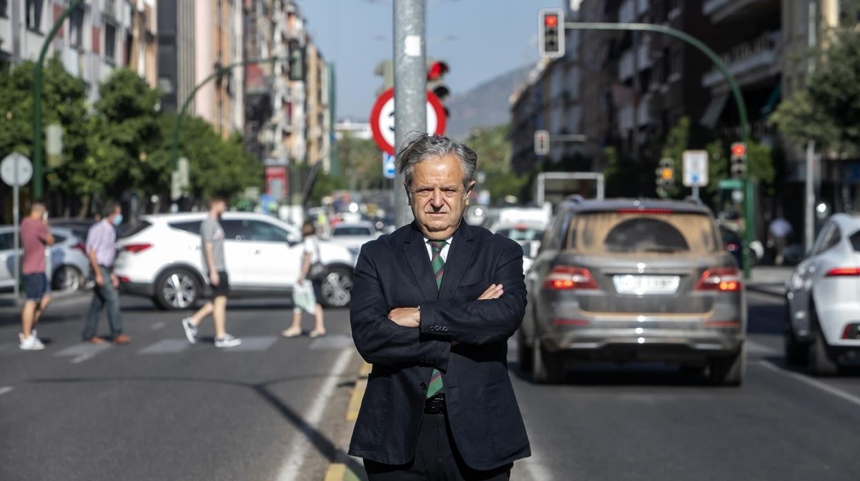 Salvador Fuentes posa para ABC en la mediana de la avenida Medina Azahara, junto a la sede de Urbanismo