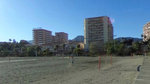 Heridos dos policías locales en Benalmádena al disolver un botellón en una playa