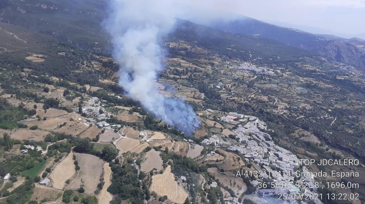 Imagen del incendio forestal en la Taha (Granada)