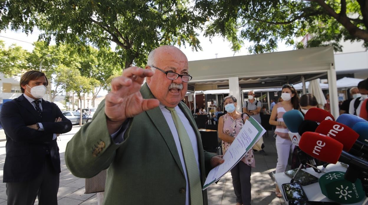 El consejero de Salud, Jesús Aguirre, este lunes, en Córdoba