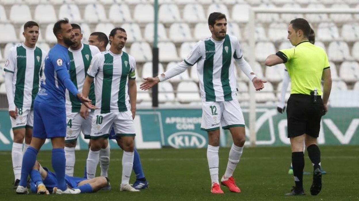 Bernardo Cruz protesta en el último Córdoba CF-Linares