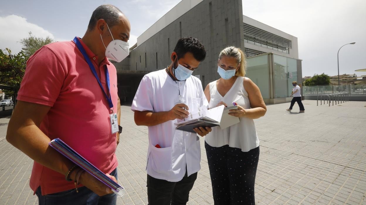 Profesionales sanitarios en el Carlos Castills del Pino comprobando datos para su labor de rastreo