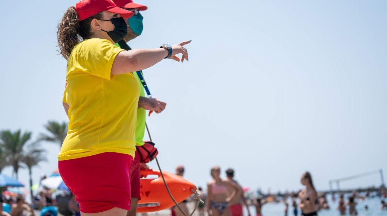 Dos socorristas durante un simulacro de rescate en una playa de Almería capital