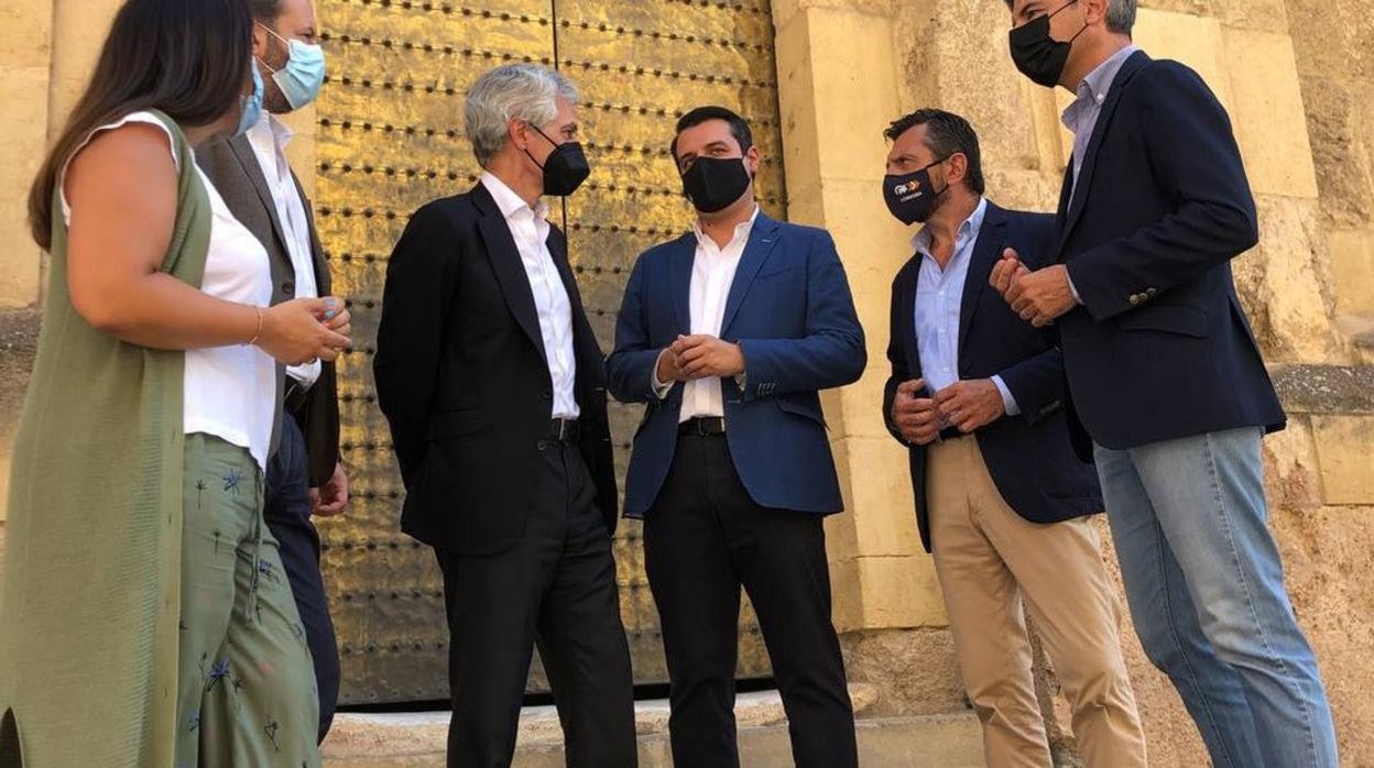 Jurado, Molina, Suárez Illana, Bellido, Martín y Lorite, este martes, en la Mezquita-Catedral de Córdoba