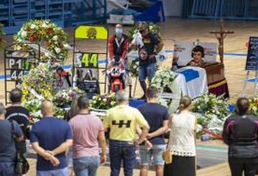 Allegados y vecinos rinden homenaje al joven piloto