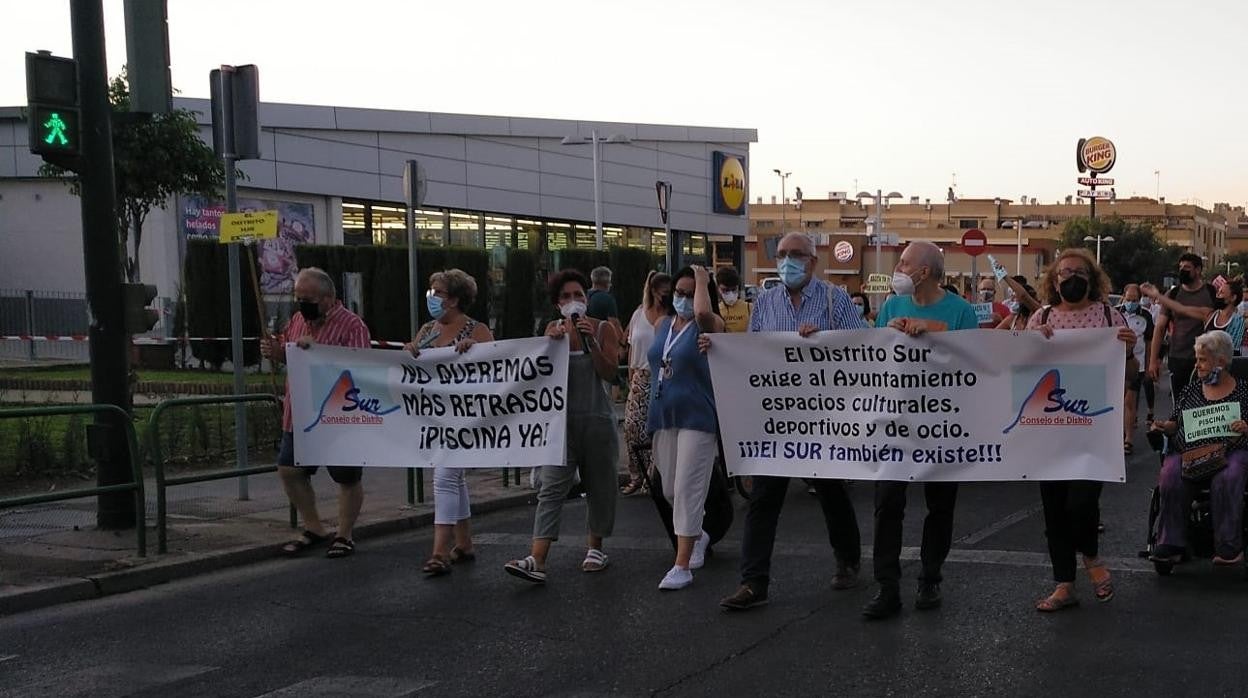 Imagen de una de las protestas organizadas por el Consejo de Distrito Sur reivindicandoequipamientos