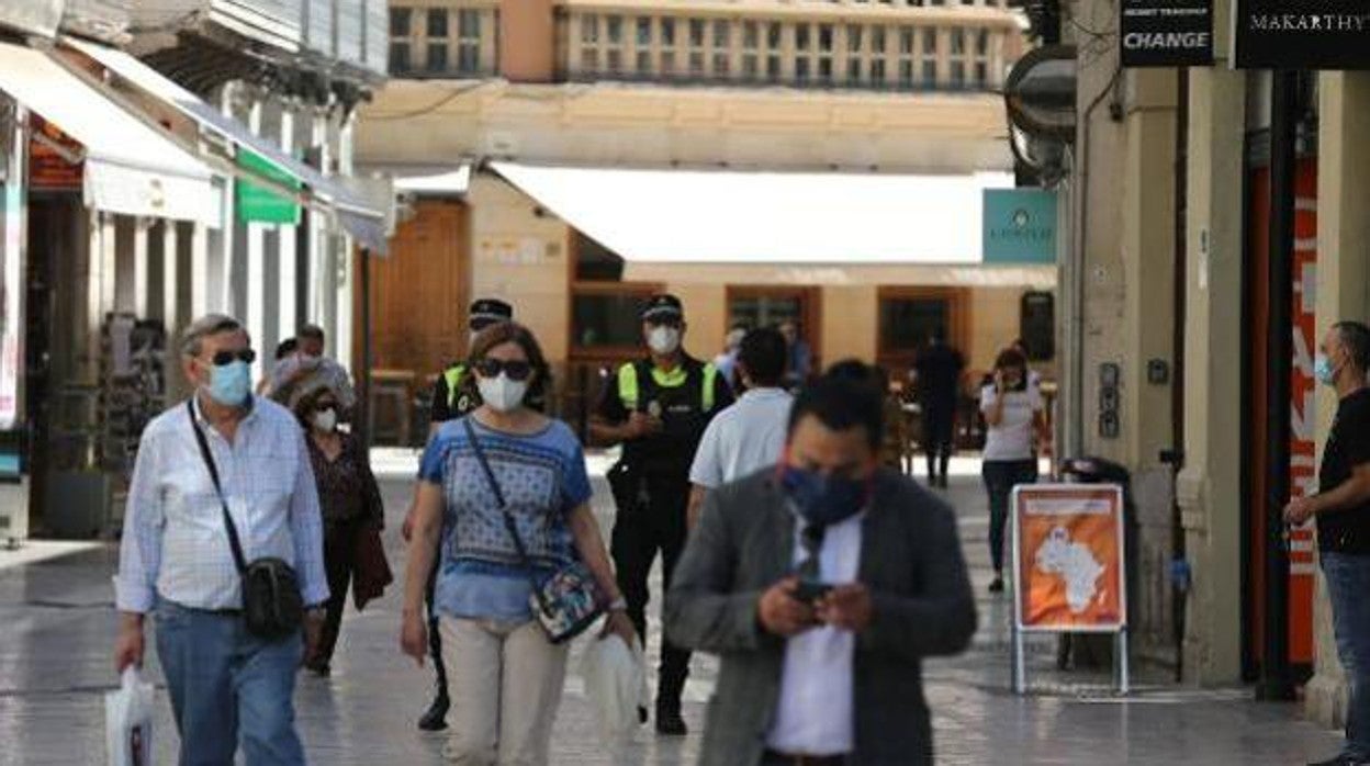 Agentes de la Policía Local patrullan por una calle del centro de Málaga