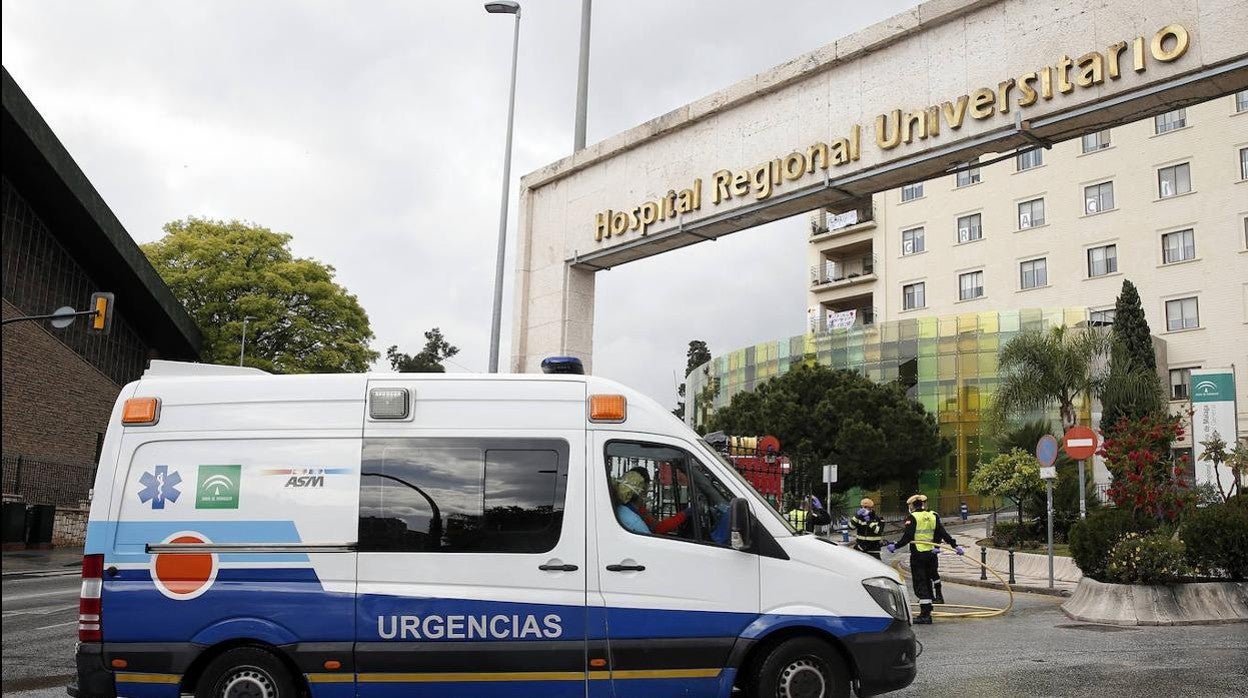 Una ambulancia accede al Hospital Regional de Málaga