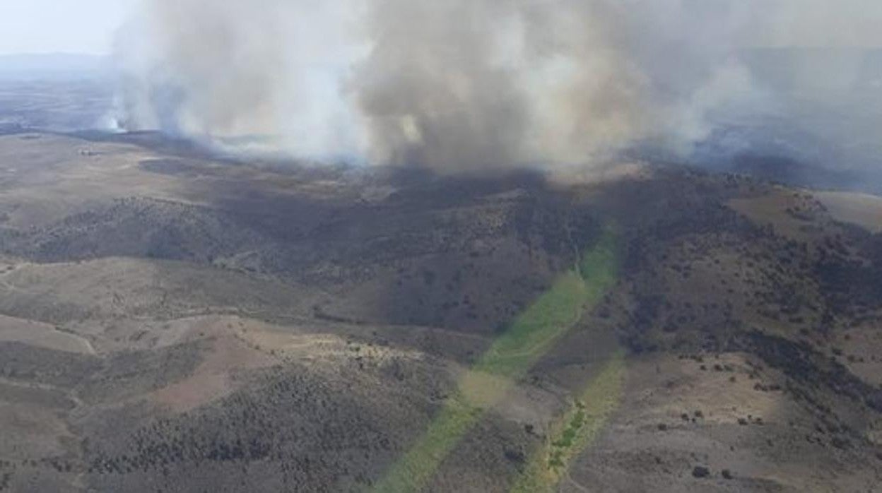 Cortina de humo en el paraque de El Quinto del Huerto en Belalcázar a primera hora de esta tarde