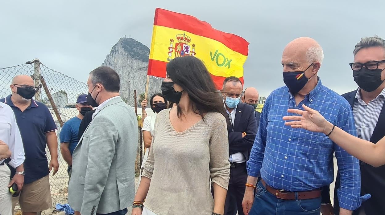 Macarena Olona y Agustín Rosety, este jueves frente a la Verja de Gibraltar